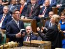 Andy Burnham ya es diputado y se afianza para suceder a Starmer: ¿pero quién es?