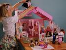 Una madre se gasta 5.800 euros en convertir su casa en la 'mansión de Barbie' para sus tres hijas y divide al vecindario