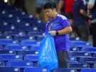 Lo que esconde el gesto más admirado del Mundial: el lema 'orgullo japonés' de las bolsas azules para recoger basura de los estadios conecta con un patrocinador de tintes nacionalistas