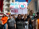 Málaga, la ciudad con un hotel en llamas que se manifiesta por cuarta vez por la vivienda: "Nos desplazan para que los ricos se diviertan"