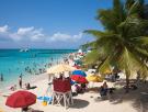 Expulsados de sus propias playas por los hoteles de lujo: los jamaicanos luchan contra el muro de los resorts y el "turismo de plantación"