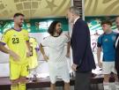 Felipe VI va al vestuario de España, saluda a los futbolistas y su reacción con Cucurella es para verla una y otra vez