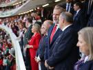 Felipe VI acude a ver el Uruguay-España pero la vista de muchos se va a quienes están sentados justo en la fila de atrás