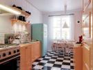 La cocina de los años 60 que el abuelo nunca tocó: su nieto arquitecto la moderniza sin borrar su historia y muestra el resultado
