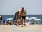 Ecologistas en Acción reparte las banderas negras de 2026 a las playas más degradadas de España: "Es un atentado a bañistas y al ecosistema"