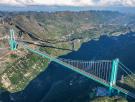 El puente más alto del mundo está a 625 metros sobre el río y reduce un viaje de horas a dos minutos: una "avería" lo convirtió en la mayor cascada artificial del planeta