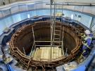 Canadá hunde una placa de 953 toneladas en un pozo de 35 metros: el primer minirreactor de Occidente suministrará electricidad a 300.000 hogares