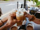 Lo que le han cobrado por un café en Sevilla es para frotarse los ojos: empieza a ser una 'rara avis'