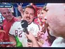 Entrevistan a varios españoles en una tele belga, uno canta "Pedro Sánchez, hijo de..." y la reacción del resto es de aplaudir