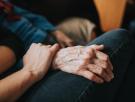 Carlotta, 25 años, funda una empresa para combatir la soledad entre los mayores: "Mi abuelo tenía todos los cuidados, pero le faltaba alguien con quien hablar"