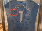 Milei comparte una camiseta firmada por los jugadores del City y a muchos les sorprende lo que ha escrito el jugador español Nico González