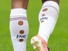 Por qué los futbolistas del Mundial juegan con las medias agujereadas: la ciencia no encuentra ninguna ventaja y apunta a otra explicación