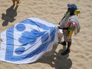 Un pueblo de Ibiza multará con 150 euros a quien compre una toalla o unas gafas a los vendedores de playa: dicen que van contra las mafias, no contra los manteros