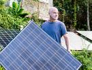 Un hombre vive de forma totalmente independiente, sin conexión eléctrica gracias a 70 paneles solares: "Nunca tengo que ducharme con agua fría"
