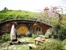 Un financiero levanta con su mujer una granja de 35 hectáreas con cabaña hobbit y tirolina: "Es un poco la colonia de vacaciones para pequeños y mayores"