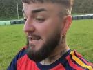 Lleva la camiseta de la Selección siendo "rojo" y le increpan por ello, pero su respuesta es incontestable: "Amo a España y por eso voto a la izquierda"