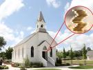 Una iglesia de 700 años iba a cerrar por falta de dinero y encontró bajo el altar una bolsa con nueve monedas de oro: "Rompimos a llorar en cuanto lo vimos"