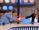 Un experto en comunicación no verbal analiza el saludo entre Cintora y Marta Gómez Montero y sentencia: "Mientras él se inclina corporalmente hacia ella, sonríe"