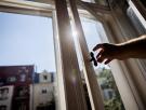 Introduce una hoja de papel en la ventana cerrada y tira suavemente: esta es la primera prueba que realizan los profesionales para detectar el calor
