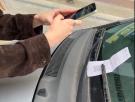 La OCU avisa de la estafa del 'QRishing' en los parabrisas de los coches: "Te pueden vaciar toda la cuenta"