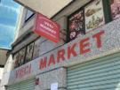 El dueño de un bazar de Orihuela coloca un cartel con sus vacaciones y la gente alucina: "Y todavía ponen disculpen las molestias"