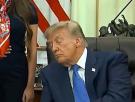 Las cámaras de la Casa Blanca vuelven a pillar a Trump a punto de roncar en pleno acto oficial: "Está KO"