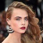 ¡Wow Cara! Nos encantan sus ondas laterales, sus clásicas cejas gruesas y el burdeos en los labios.