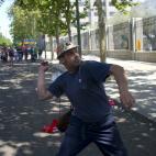 Un minero lanza piedras a los antidisturbios en la protesta contra los recortes de minería