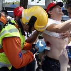 Un manifestante es atendido por el Samur tras resultar herido en la manifestación donde dos personas han sido detenidas y una decena ha sufrido contusiones.