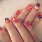 La actriz Zooey Deschanel es fan de la manicura con detalles y cada vez que la cambia muestra las fotos a través de instagram a sus seguidores.