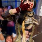 Parte de la personalidad de la cantante son sus largas y puntiagudas uñas que combina con su estrafalario vestuario