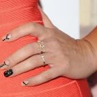 Jennifer Love Hewitt, la protagonista de 'Entre fantasmas', alterna un anillo con su apellido y su manicuro con lunares negros.