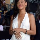 La cantante acostumbra la manicura negra de uñas puntiagudas pero en las galas experimenta con colores tenues.