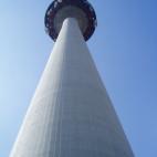 Vista desde la base del Pirulí, una de las construcciones más emblemáticas de Madrid