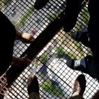 Una plataforma con una reja que deja ver el tronco de hormigón. El vértigo es inevitable.