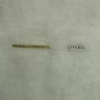 En la pared, marcas de donde provienen diferentes señales