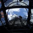 El mástil para las antenas una estructura metálica de una altura total de 44,5 m, de 15.000 kg de peso