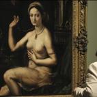 Un hombre contempla el cuadro de Giulio Romano, discípulo de Rafael.