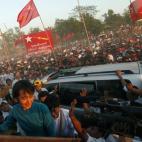 La pacifista saluda a sus seguidores después de ganar las elecciones