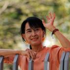 La Premio Nobel de la Paz saluda a sus seguidores desde su casa