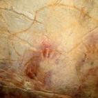 Imagen facilitada por el Museo de Altamira de un bisonte y detalle de una mano en negativo en la cueva de El Castillo. | Efe