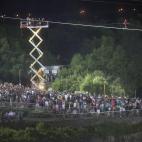Procedente de una estirpe de equilibristas, Nik Wallenda cruzó ayer las cataratas más famosas del mundo suspendido en un cable.