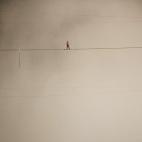 Procedente de una estirpe de equilibristas, Nik Wallenda cruzó ayer las cataratas más famosas del mundo suspendido en un cable.