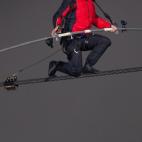 Procedente de una estirpe de equilibristas, Nik Wallenda cruzó ayer las cataratas más famosas del mundo suspendido en un cable.