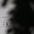 Procedente de una estirpe de equilibristas, Nik Wallenda cruzó ayer las cataratas más famosas del mundo suspendido en un cable.