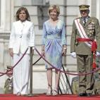 Ana Botella, con el cuello mao al que es tan aficionada otra política "mujer-de", Hillary Clinton.