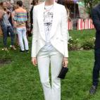 Aunque el shock por su reciente corte de pelo no deja concentrarse en el resto del look, informamos de que Anne Hathaway lleva un traje blanco.