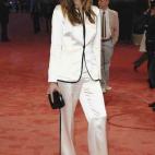 La modelo Elisa Sednaoui, combina el traje con el estilo pijama que tanto se lleva esta temporada.