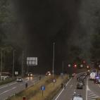 Una gran columna de humo sale de los túneles del Padrún, donde un grupo de mineros cortó el tráfico a las 6:30 de la mañana con barricadas de neumáticos ardiendo en las dos entradas de estos túneles de la A-66 en las próximidades de Oviedo.
