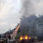 Mineros lanzan cohetes a un helicóptero de la Guardia Civil sobre la barricada colocada en la carretera que conduce al pozo Santiago de Aller.